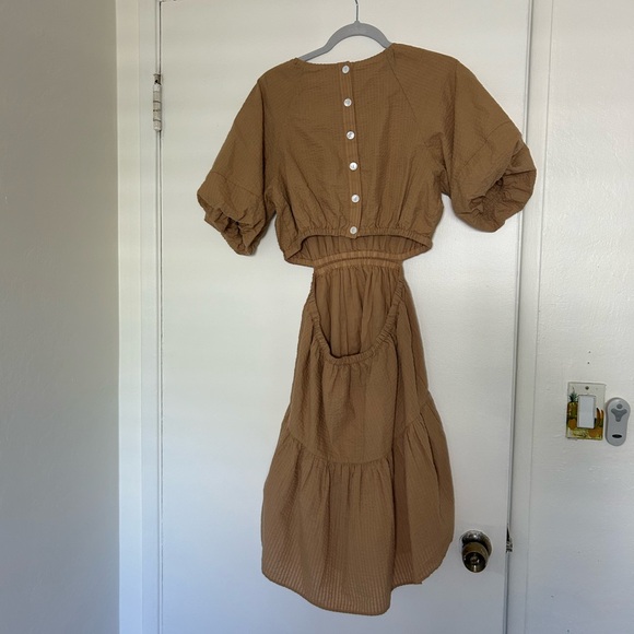 Madewell Seersucker Cut Out Midi Dress with Puff Sleeves in Tan - Picture 5 of 10